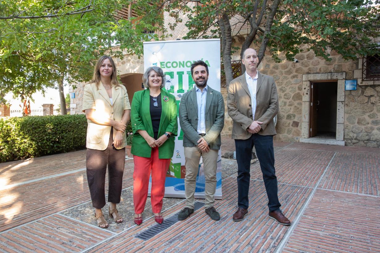 El Gobierno de Castilla-La Mancha publicará una línea de mejora de los puntos limpios de la región El Gobierno de Castilla-La Mancha publicará una línea de mejora de los puntos limpios de la región